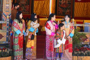 Le prince Jigme Singye avec les reines-mères Tshering Yangdoen (sa grand-mère) et Tshering Pem, et ses tantes les princesses Dechen Yangzom et Kezang Choden à Thimpu, le 17 décembre 2021
