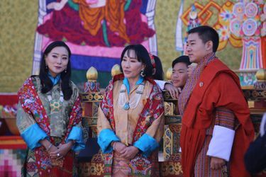La reine-mère du Bhoutan Tshering Pem avec sa fille la princesse Kezang Choden et son fils le prince Ugyen Jigme (demi-sœur et demi-frère du roi), à Thimphou le 17 décembre 2021