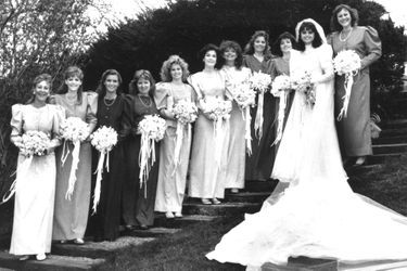 Arnold Schwarzenegger et Maria Shriver entourés des demoiselles d’honneur le jour de leur mariage, le 26 avril 1986 dans le Massachusetts.  