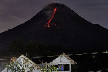 Le volcan Merapi en éruption, photographié depuis Magelang, sur l'île de Java (Indonésie).