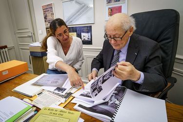 Serge Klarsfeld avec Lior Lalieu-Smadja; responsable de la photothèque du Mémorial de la Shoah, le 29 avril à Paris.