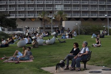 Des personnes à Tel Aviv non masquées profitent d'une journée le 18 avril 2021