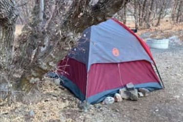 La tente où cette femme de 47 ans a vécu six mois dans le dénuement le plus total. 