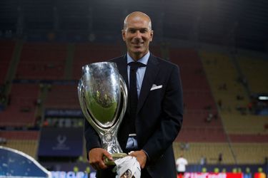 Zinédine Zidane portant le trophée de la Supercoupe d&#039;Europe en août 2017. 