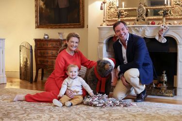 Le prince Charles de Luxembourg et ses parents le grand-duc héritier Guillaume et la grande-duchesse héritière Stéphanie au château de Fischbach. Photo diffusée le 22 décembre 2021