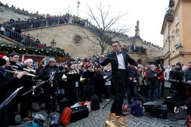 Un orchestre lors de la représentation de la "Messe de Noël tchèque" du compositeur tchèque Jakub Jan Ryba, près du pont médiéval Charles à Prague.