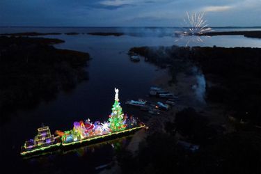 Une crèche flottante sur le Ferry of the Waters de Noël organisé par la mairie de Manaus, sur les rives du Rio Negro dans la zone rurale de Manaus, au Brésil.
