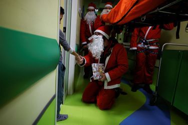 Un père Noël rend visite aux enfants malades dans un hôpital italien, à Rome.