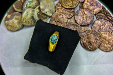 Des fouilles marines en Méditerranée ont permis de mettre au jour une bague octogonale en or, ornée d'une pierre précieuse verte gravée de l'image d'une jeune berger en tunique, qui porte un bélier ou un mouton sur l'épaule.