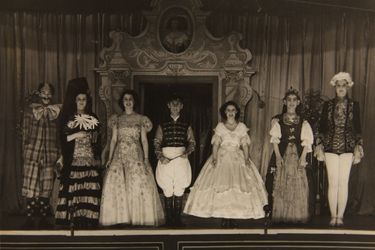 Les princesses Elizabeth et Margaret dans la pantomime "Old Mother Red Riding Boots" au château de Windsor, en décembre 1944