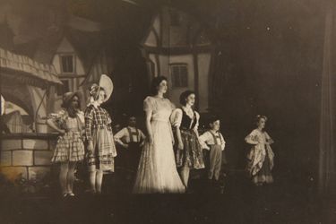 La princesse Elizabeth et sa sœur la princesse Margaret dans la pantomime "Old Mother Red Riding Boots" au château de Windsor, en décembre 1944