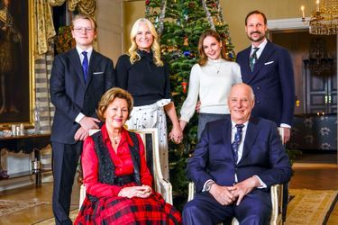 La reine Sonja et le roi Harald V posent avec les princesses Mette-Marit et Ingrid Alexandra et les princes Haakon et Sverre Magnus à Bygdø Kongsgård, le 20 décembre 2021