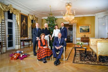 La reine Sonja, le roi Harald V, les princesses Mette-Marit et Ingrid Alexandra et les princes Haakon et Sverre Magnus à Bygdø Kongsgård, le 20 décembre 2021