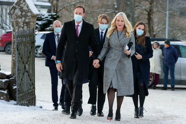 La princesse Mette-Marit et le prince Haakon de Norvège avec la princesse Ingrid Alexandra et le prince Sverre Magnus à Asker, le 24 décembre 2021