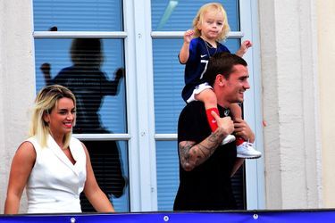 Antoine Griezmann avec sa femme Erika Choperena et sa fille Mia - Antoine Griezmann, fêté par sa ville de Mâcon 5 jours après sa victoire à la finale de la Coupe du Monde 2018 à Mâcon le 20 juillet 2018.