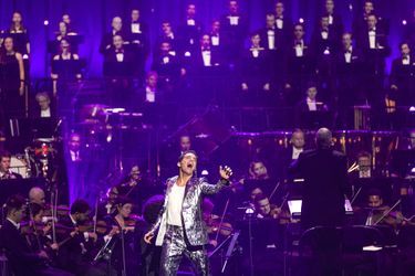 Mika sur la scène de la Philharmonie de Paris en octobre 2021