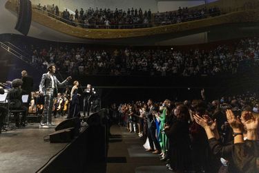 Mika sur la scène de la Philharmonie de Paris en octobre 2021