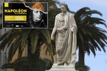 La statue de Napoléon en Premier consul sur la place Foch à Ajaccio, le 18 mars 2021 – En vignette, annonce des conférences &quot;Napoléon&quot; de l’Assemblée de Corse