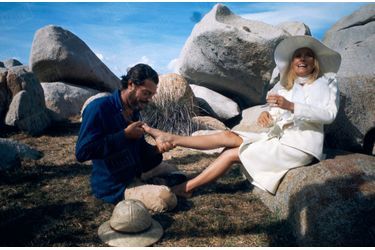 Catherine Deneuve et Marcello Mastroianni sur le tournage du film « Liza » de Marco Ferreri, en Corse en juillet 1971.