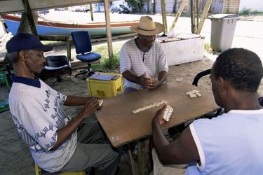 Des Martiniquais jouent aux dominos. 