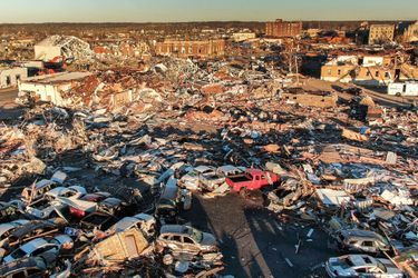 Décembre : Au moins 64 personnes sont mortes lors du passage de tornades dans le seul Etat américain du Kentucky. La ville de Mayfield a été en partie rasée de la carte. Le président américain Joe Biden a déploré «l&#039;une des séries de tornades les pires» de l&#039;histoire du pays.