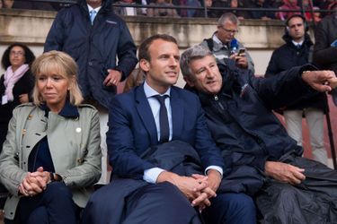 Août 2016, Emmanuel Macron et son épouse Brigitte sont au Puy du Fou avec Philippe de Villiers. 