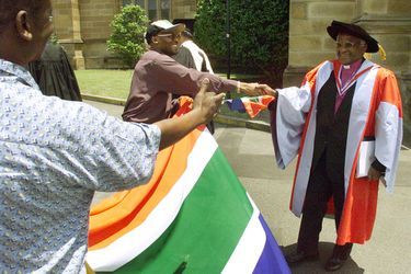 Desmond Tutu recevant un diplome honorifique a Sydney en Australie en novembre 1999