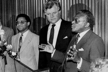 Edward Kennedy et Desmond Tutu a Johannesburg en janvier 1985