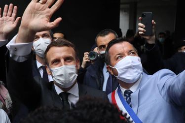 Emmanuel Macron et Karl Olive, le 17 mars à Poissy. 