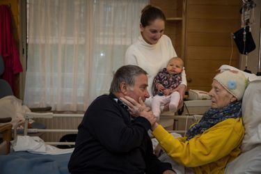 Autour d'Irène, 87 ans, atteinte d'un cancer en phase terminale, son mari Rino, sa fille Clelia et sa petite fille Selene de quelques mois. A Jeanne Garnier, les familles peuvent être présentes de 7h à 21h30.