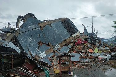 Janvier : Plus de 37 personnes ont été tuées au cours d&#039;un tremblement de terre de magnitude 6,2 survenu dans la nuit sur l&#039;île de Célèbes en Indonésie. Plusieurs bâtiments, dont un hôpital, se sont effondrés.