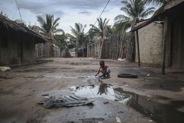 Un enfant à Paquitequete, au Mozambique, où étaient attendus des habitants de Palma fuyant les combats, le 29 mars 2021.