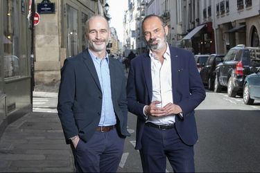 Gilles Boyer et Edouard Philippe, à Paris le 31 mars, dans la rue de leur éditeur JC Lattès.