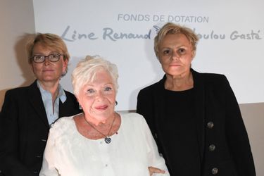 Line Renaud entourée de ses amies Claude Chirac et Muriel Robin, en 2019. 