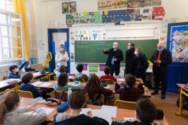 Le ministre de l&#039;Education nationale Jean-Michel Blanquer en visite dans une école, le 18 mars, à Paris. 