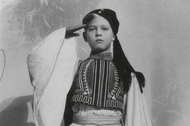 Un peu trop sérieux pour un déguisement. Philip, à 9 ans, en 1930. L’uniforme de soldat grec est tout ce qui lui reste de l’histoire royale familiale