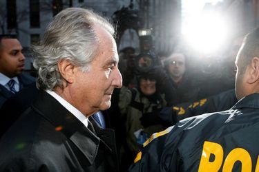Le 5 janvier 2009, Bernard Madoff sort de la cour fédérale de New York, escorté par la police.