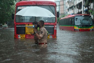 Mai : Côtes submergées, vents d’une puissance redoutable… La tempête tropicale Tauktae, la plus puissante à frapper l’Inde depuis des décennies, a fait plus de 55 morts et plus de 90 disparus dans les Etats du Kerala, de Goa, du Maharashtra et du Gujarat.