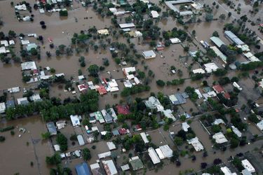 Mars : Des milliers d&#039;Australiens ont été frappés par des inondations qui ont touché la côte orientale du pays. Les pluies diluviennes qui se sont abattues durant une semaine sur la Nouvelle-Galles du Sud, l&#039;Etat le plus peuplé de la région. Des villes ont été envahies par les flots, des cultures détruites et de nombreuses maisons sévèrement endommagées. Il y a eu deux morts.