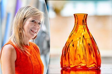 La reine Maxima des Pays-Bas, le 25 juin 2020 - A droite, un exemplaire du vase orange de ses 50 ans, dans la verrerie du musée national du Verre à Leerdam, le 2 avril 2021