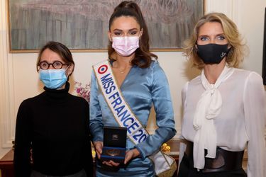 Miss France 2022 entourée d'Alexia Laroche-Joubert et de Sylvie Tellier.