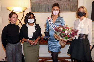Miss France 2022 entourée d'Alexia Laroche-Joubert, d'Elisabeth Moreno et de Sylvie Tellier.