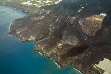 Octobre : L&#039;éruption du volcan Cumbre Vieja ne faiblit pas alors qu’elle a débuté le 19 septembre, sur l’île de La Palma, aux Canaries. Elle n&#039;a pas fait de victime mais a provoqué d&#039;énormes dégâts et l&#039;évacuation de milliers de personnes qui ont, pour certaines, tout perdu sous les coulées de lave. C&#039;est la plus longue éruption que l&#039;île ait connue et la troisième en un siècle.