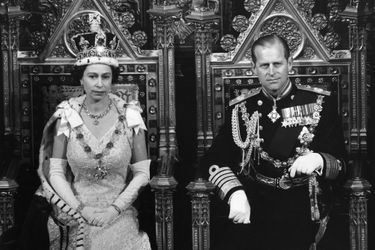 La reine Elizabeth II et le prince Philip sur leur trône en 1967 lors de l&#039;ouverture du Parlement