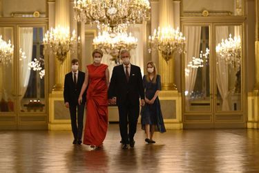 La reine Mathilde et le roi des Belges Philippe avec leurs quatre enfants, au palais royal à Bruxelles le 21 décembre 2021