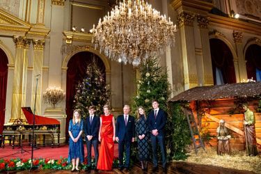 La reine Mathilde et le roi des Belges Philippe avec leurs quatre enfants, à Bruxelles le 21 décembre 2021