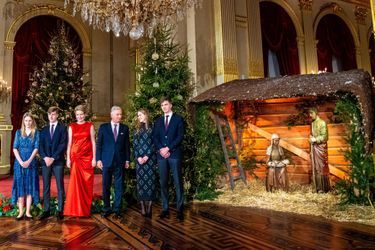 La reine Mathilde et le roi des Belges Philippe avec les princesses Eléonore et Elisabeth et Eléonore et les princes Emmanuel et Gabriel de Belgique, à Bruxelles le 21 décembre 2021