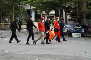 Le personnel de la Croix-Rouge indonésienne porte un sac mortuaire à la suite d&#039;une explosion devant l&#039;église de Makassar, le 28 mars 2021.