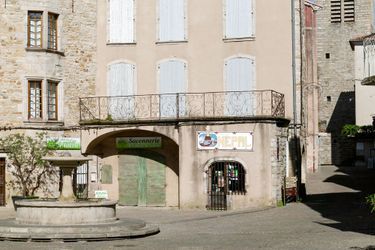 La place du marché des Vans, en Ardèche.