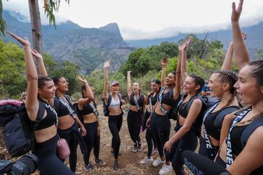 Les Miss (accompagnée de Miss France 2021 Amandine Petit) en randonnée à Mafate sur l&#039;île de la Réunion le 19 novembre 2021